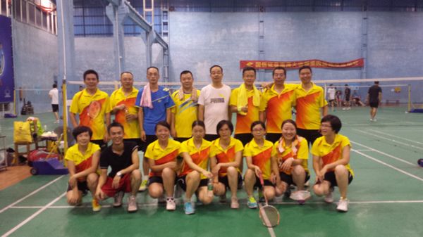伟昌铝材“华羽”羽毛球协会进杏装中秋”杯羽毛球角逐