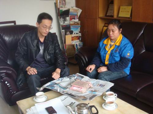 慰问送关切，伸手献爱心