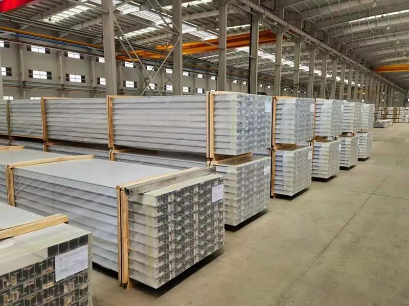 Z6人生就是博铝材厂房内建材摆放整齐