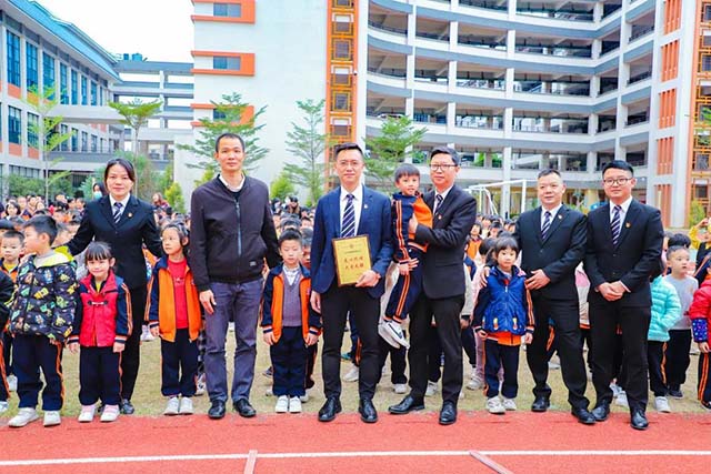 Z6人生就是博集团辅导与学生亲切合影