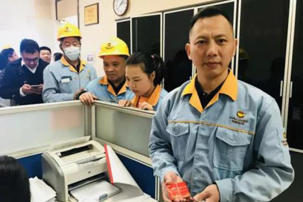 收到新年糖、购物卡等新春福利，员工们展示出喜悦的笑容