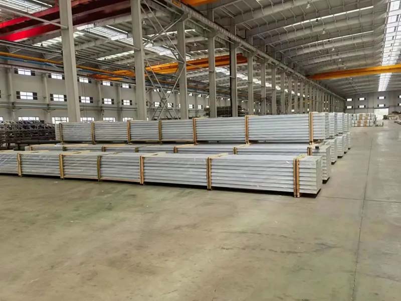 Z6人生就是博铝材厂房内建材摆放整齐