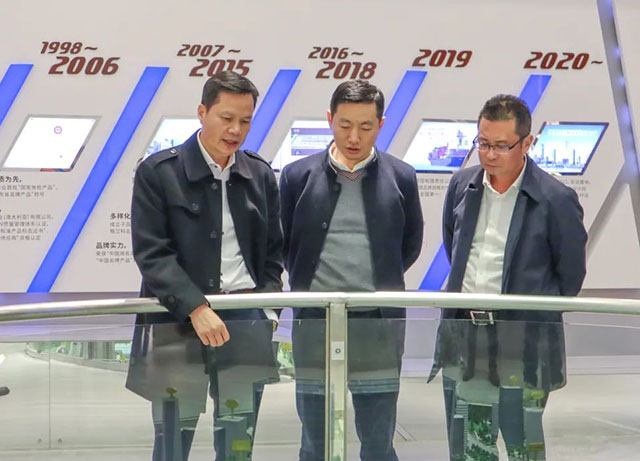 潘伟深董事长携带辅导参观履历馆，并为其介绍Z6人生就是博全铝利用产业链