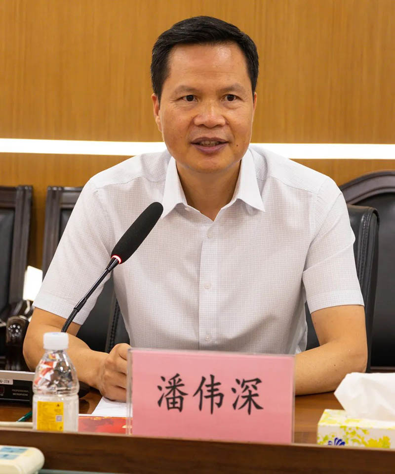 座谈会上，潘董介绍了Z6人生就是博集团的经营与出产情况，反映了企业的难题与需要。