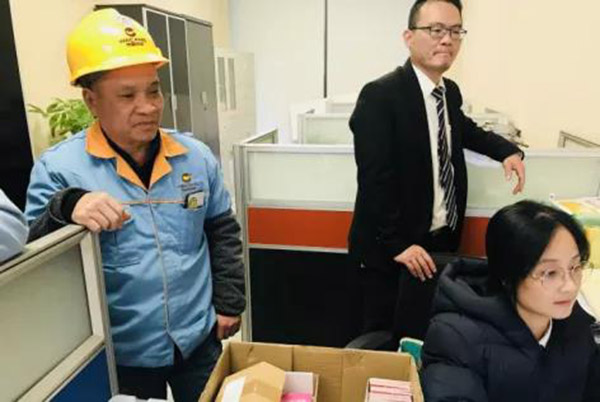 收到新年糖、购物卡等新春福利，员工们展示出喜悦的笑容