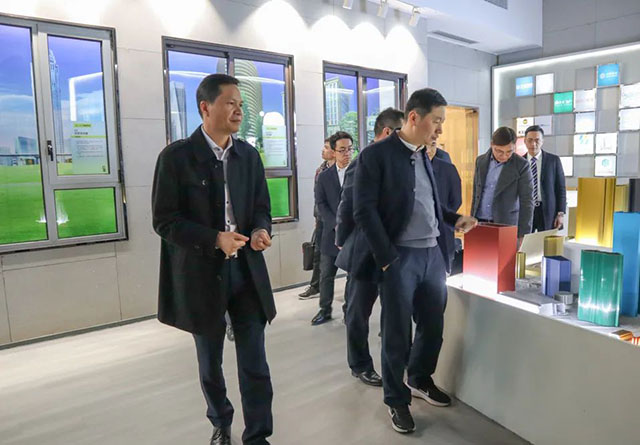 潘伟深董事长携带辅导参观履历馆，并为其介绍Z6人生就是博全铝利用产业链