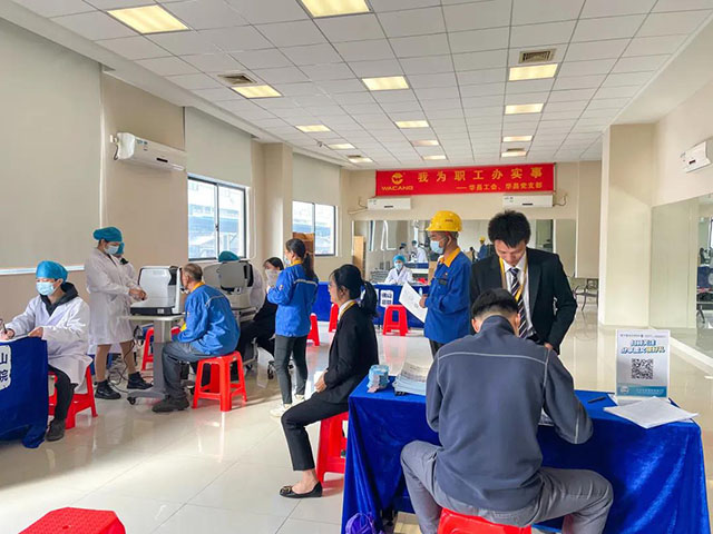 员工们轮流进行视力查抄，整个过程井然有序。