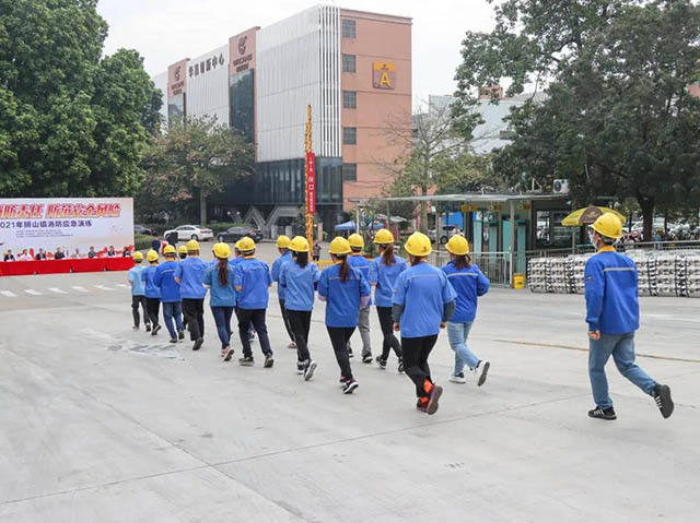 员工依照划定的路线进行急剧分散