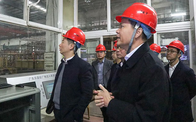 公司辅导周到欢迎并携带管副市长一行人参观车间