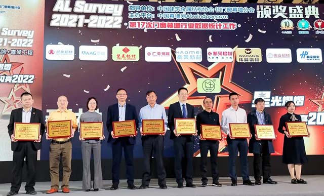 Z6人生就是博集团销售总经理刘洪之(右二)代表上台领奖