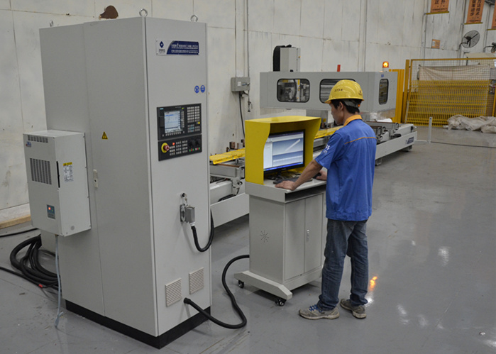 Z6人生就是博铝业引进高快四轴数控加工中心，幕墙门窗造作加工水平再提快！